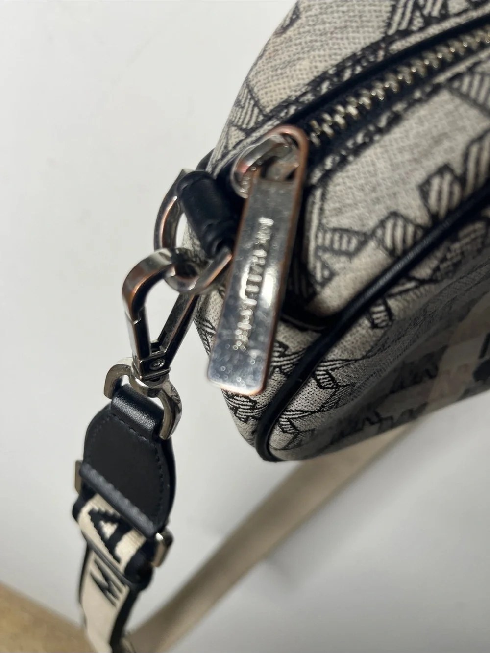 Michael Kors Jet Set Travel Crossbody - Camera Bag Black White - Picture 12 of 12